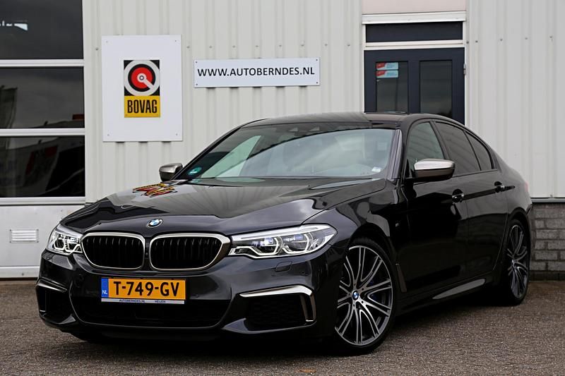 Grijs, metallic lak Gebruikt 2017 BMW M550 Executive Sedan | € 46.900 (Goede deal) - Afbeelding 1/4