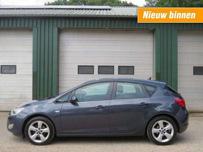 Blauw, metallic lak Gebruikt 2010 Opel Astra Edition Hatchback | € 4.750 (Eerlijke prijs) - Afbeelding 1/4