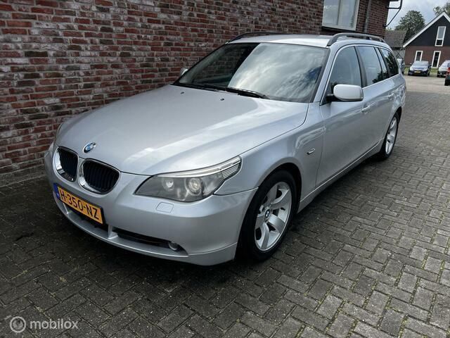 Grijs Gebruikt 2004 BMW 525 Executive Stationwagen | € 6.750 (Iets duurder) - Afbeelding 1/4