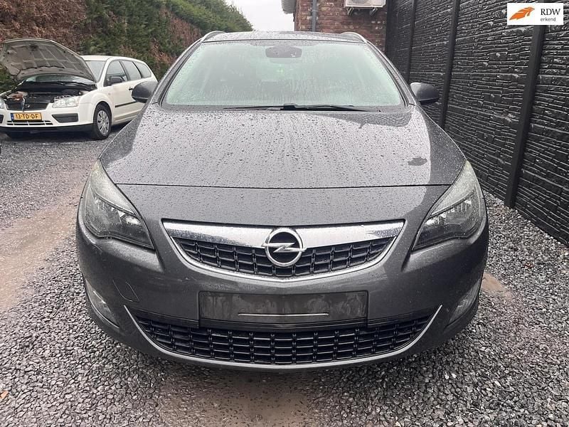Grijs (metallic) Occasion 2011 Opel Astra Edition Stationwagen | € 1.400 (Goede deal) - Afbeelding 1/4