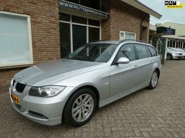 Grijs, metallic lak Gebruikt 2008 BMW 318 Comfort Edition Stationwagen | € 4.999 (Iets duurder) - Afbeelding 1/4