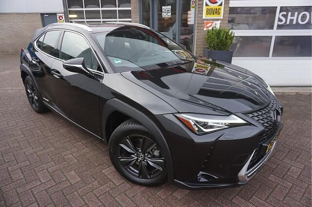 Zwart (metallic) Gebruikt 2020 Lexus UX 250h Business Edition SUV | € 24.945 (Goede deal) - Afbeelding 1/4