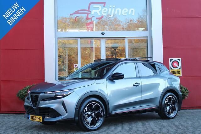 Grijs Gebruikt 2025 Alfa Romeo Junior Edizione Speciale SUV | € 37.995 (Eerlijke prijs) - Afbeelding 1/4