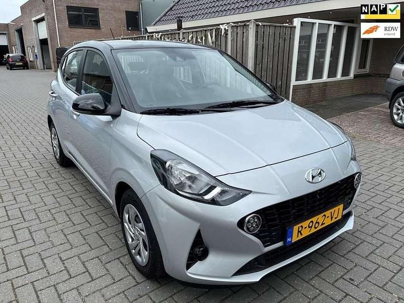 Grijs Gebruikt 2023 Hyundai i10 Comfort Hatchback | € 13.750 (Goede deal) - Afbeelding 1/4