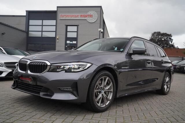 Grijs, metallic lak Gebruikt 2019 BMW 330 Executive Stationwagen | € 21.950 (Eerlijke prijs) - Afbeelding 1/4