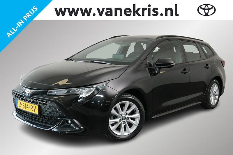 Zwart Gebruikt 2024 Toyota Corolla Hybrid Active Stationwagen | € 28.399 - Afbeelding 1/4