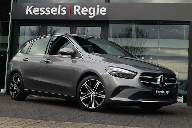 Grijs (metallic) Gebruikt 2019 Mercedes B220 Premium Plus MPV | € 24.950 (Eerlijke prijs) - Afbeelding 1/4