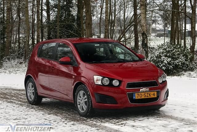 Rood Occasion 2011 Chevrolet Aveo LT Hatchback | € 2.999 (Eerlijke prijs) - Afbeelding 1/4