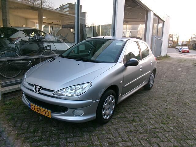 Grijs Gebruikt 2007 Peugeot 206 Forever Hatchback | € 2.750 (Eerlijke prijs) - Afbeelding 1/4