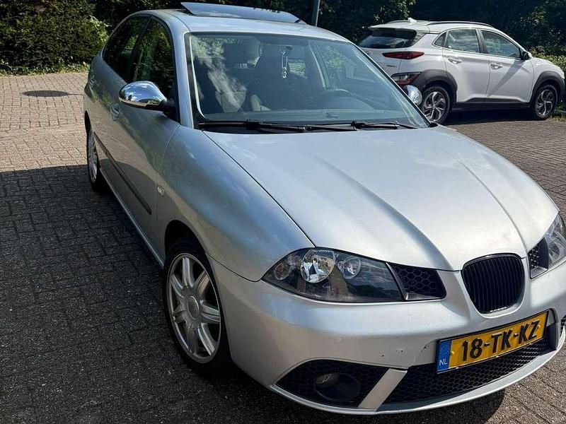 Zilver Gebruikt 2006 Seat Ibiza Hatchback | € 1.600 (Eerlijke prijs) - Afbeelding 1/4