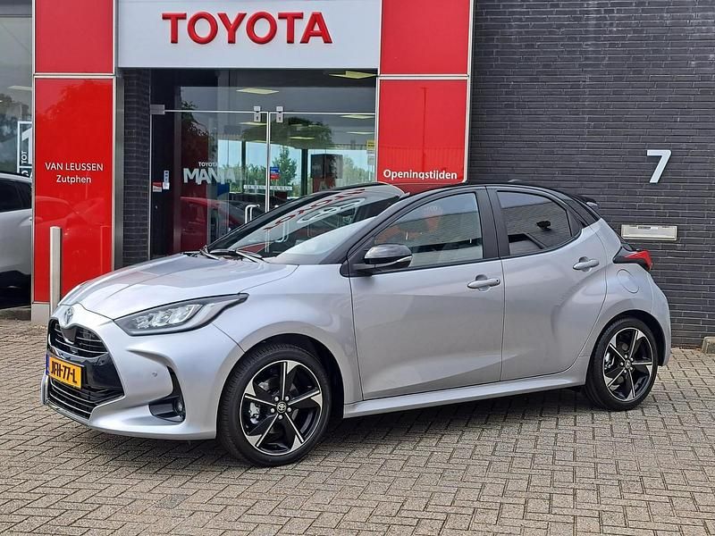 Grijs Nieuw 2025 Toyota Yaris Hybrid Executive Hatchback | € 36.400 (Iets duurder) - Afbeelding 1/4