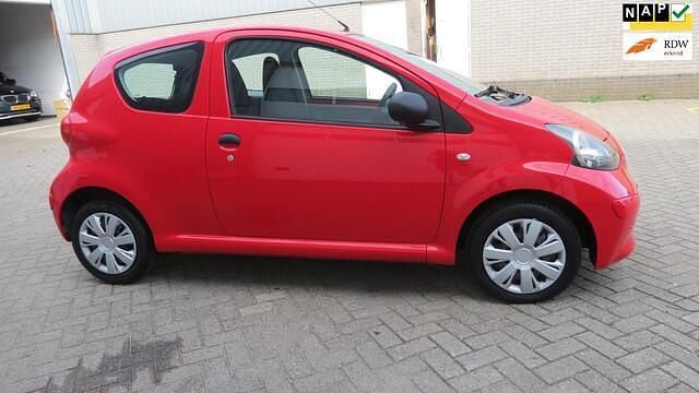 Rood Gebruikt 2006 Toyota Aygo Hatchback | € 2.750 (Eerlijke prijs) - Afbeelding 1/4