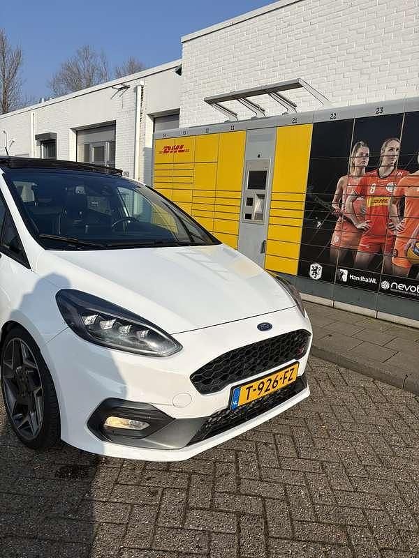 Wit Occasion 2019 Ford Fiesta ST Hatchback | € 13.499 (Goede deal) - Afbeelding 1/4