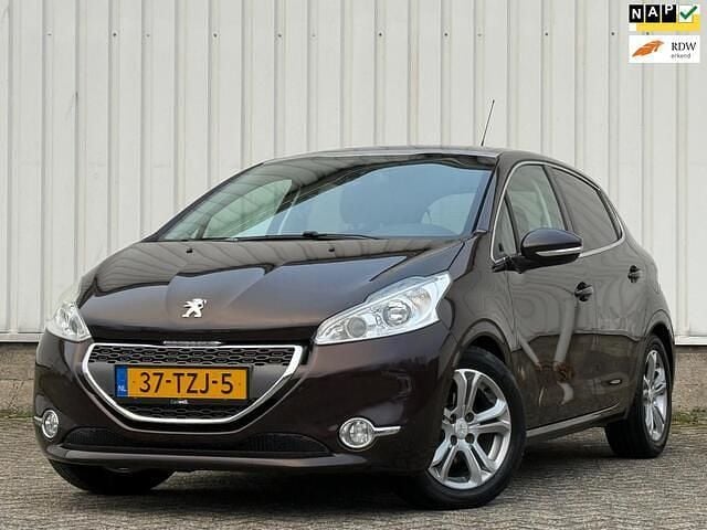 Rood (metallic) Gebruikt 2012 Peugeot 208 Allure Hatchback | € 6.449 (Goede deal) - Afbeelding 1/4