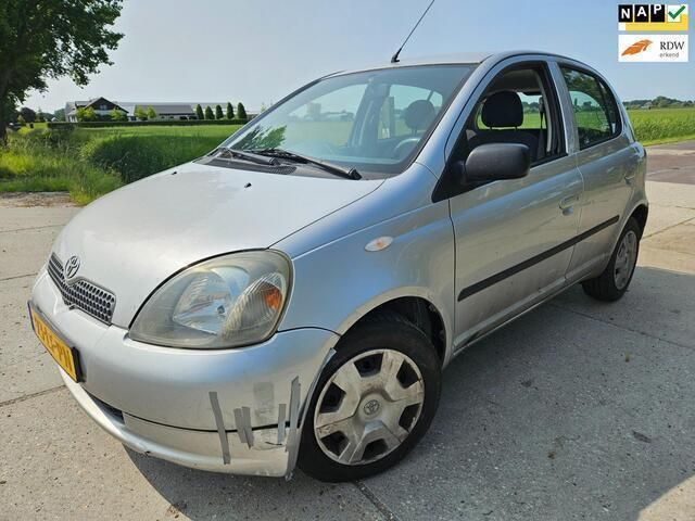 Grijs Gebruikt 2002 Toyota Yaris Hatchback | € 1.500 (Goede deal) - Afbeelding 1/4