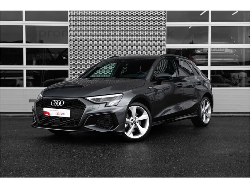 Grijs Gebruikt 2024 Audi A3 Competition Hatchback | € 41.900 (Eerlijke prijs) - Afbeelding 1/4