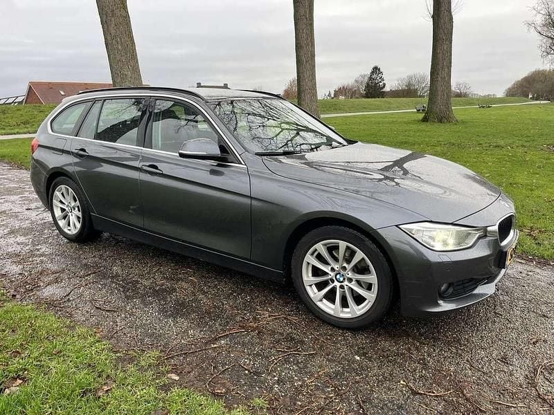 Grijs Occasion 2013 BMW 318 Executive Stationwagen | € 5.950 (Goede deal) - Afbeelding 1/4