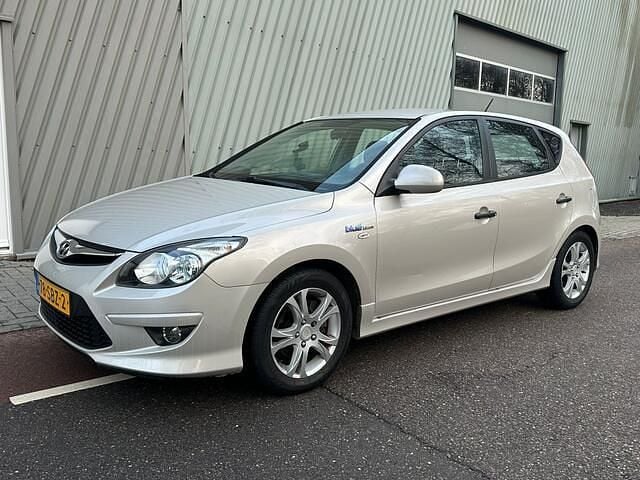 Beige Occasion 2011 Hyundai i30 Hatchback | € 2.990 (Eerlijke prijs) - Afbeelding 1/4