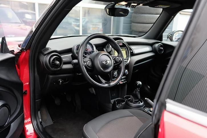Occasion Mini Cooper Business 136 PK (100 kW) 2017 Rood Hatchback