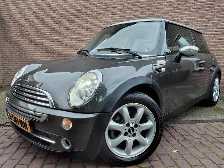 Grijs (metallic) Occasion 2006 Mini Cooper Hatchback | € 2.450 (Super prijs) - Afbeelding 1/4