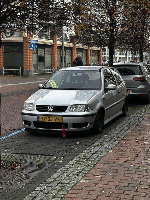 Grijs Occasion 2000 VW Polo Hatchback | € 1.350 (Eerlijke prijs) - Afbeelding 1/4