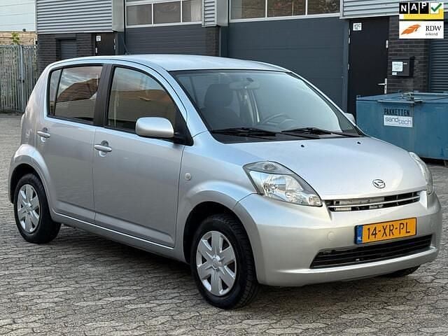 Grijs Gebruikt 2007 Daihatsu Sirion Hatchback | € 1.499 (Eerlijke prijs) - Afbeelding 1/4