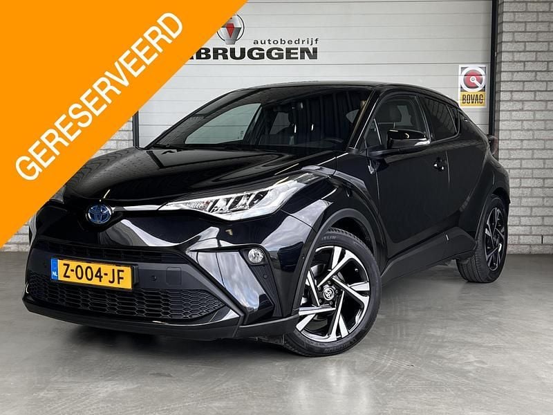 Zwart Gebruikt 2022 Toyota C-HR Team SUV | € 28.900 (Eerlijke prijs) - Afbeelding 1/4