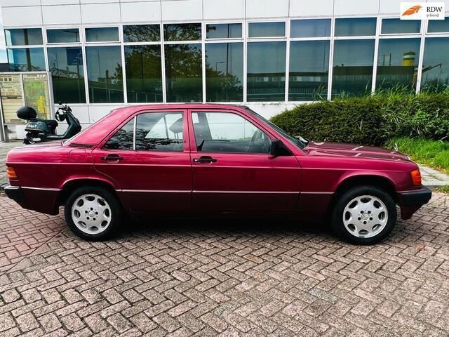 Rood Gebruikt 1990 Mercedes 190 Sedan | € 3.250 - Afbeelding 1/4