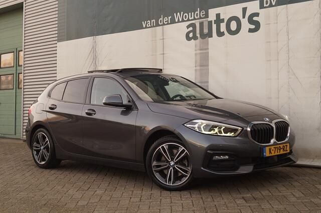 Occasion BMW 118 Executive 136 PK (100 kW) 2021 Grijs, metallic lak Hatchback