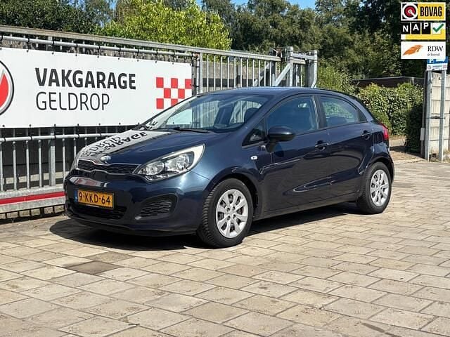 Blauw Gebruikt 2013 Kia Rio Comfort Hatchback | € 5.795 (Eerlijke prijs) - Afbeelding 1/4