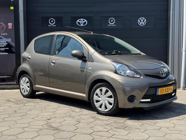 Bruin Gebruikt 2012 Toyota Aygo Hatchback | € 4.495 (Eerlijke prijs) - Afbeelding 1/4