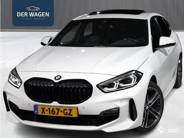 Wit (metallic) Occasion 2023 BMW 118 M Sport Hatchback | € 29.900 (Eerlijke prijs) - Afbeelding 1/4