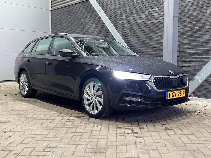 Zwart Occasion 2022 Skoda Octavia Business Line Stationwagen | € 24.400 (Goede deal) - Afbeelding 1/1