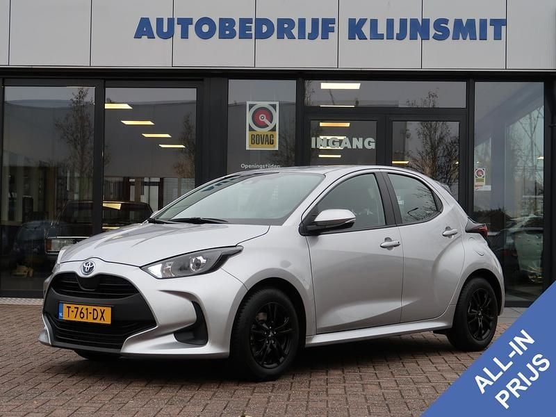Grijs Gebruikt 2023 Toyota Yaris Hybrid Active Hatchback | € 19.950 (Goede deal) - Afbeelding 1/4