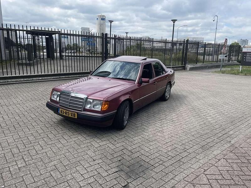 Rood Gebruikt 1992 Mercedes E200 Sedan | € 7.650 - Afbeelding 1/4