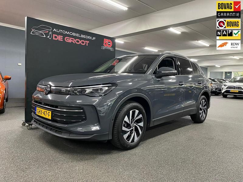 Grijs Gebruikt 2024 VW Tiguan Edition SUV | € 40.950 (Iets duurder) - Afbeelding 1/4