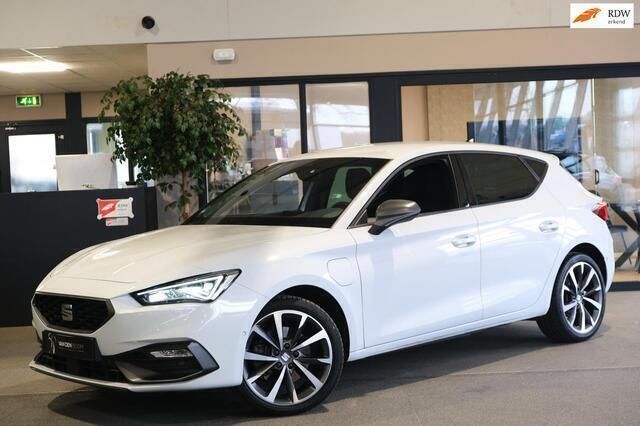 Wit, metallic lak Gebruikt 2021 Seat Leon FR Hatchback | € 20.950 (Goede deal) - Afbeelding 1/4