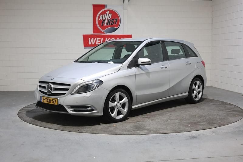 Grijs Gebruikt 2014 Mercedes B180 Ambition MPV | € 13.950 (Eerlijke prijs) - Afbeelding 1/4