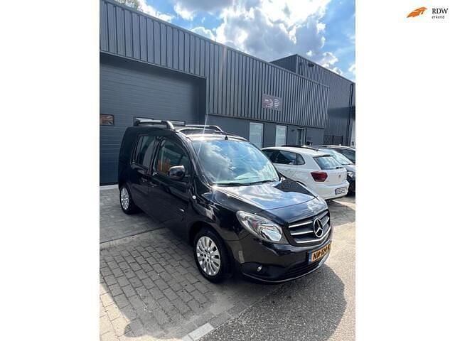 Zwart (metallic) Gebruikt 2016 Mercedes Citan 112 Van | € 10.950 (Goede deal) - Afbeelding 1/4