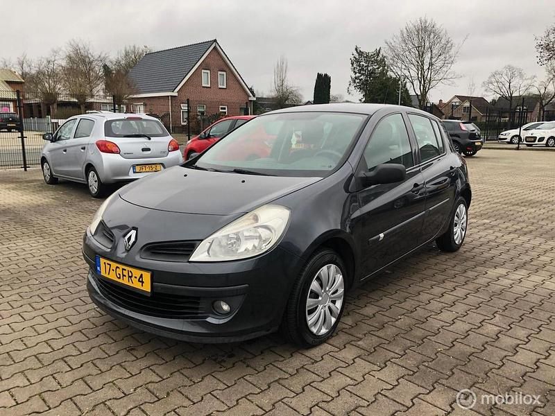 Grijs (metallic) Gebruikt 2008 Renault Clio R.S. Hatchback | € 2.489 (Eerlijke prijs) - Afbeelding 1/4
