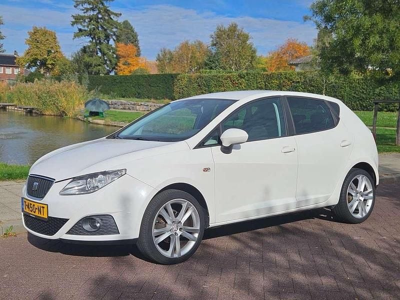 Wit Gebruikt 2010 Seat Ibiza Reference MPV | € 4.950 (Eerlijke prijs) - Afbeelding 1/4