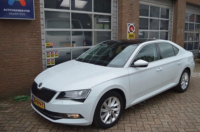 Wit Gebruikt 2019 Skoda Superb Hatchback | € 13.950 (Eerlijke prijs) - Afbeelding 1/4