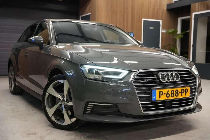 Occasion Audi A3 Sportback e-tron Sport 150 PK (110 kW) 2018 Grijs, metallic lak Hatchback
