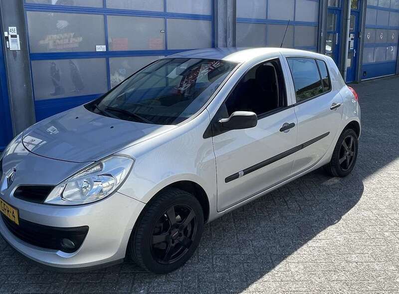Grijs Gebruikt 2008 Renault Clio II Hatchback | € 1.950 (Eerlijke prijs) - Afbeelding 1/4