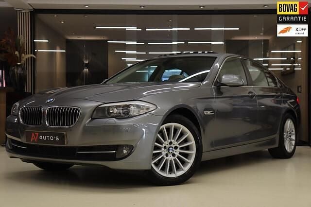 Grijs Occasion 2010 BMW 523 Executive Sedan | € 10.450 (Eerlijke prijs) - Afbeelding 1/4