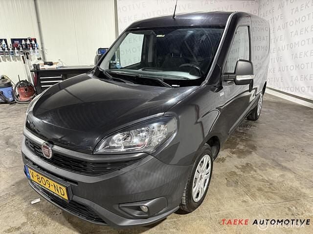 Zwart Gebruikt 2018 Fiat Doblò MPV | € 4.250 (Goede deal) - Afbeelding 1/4