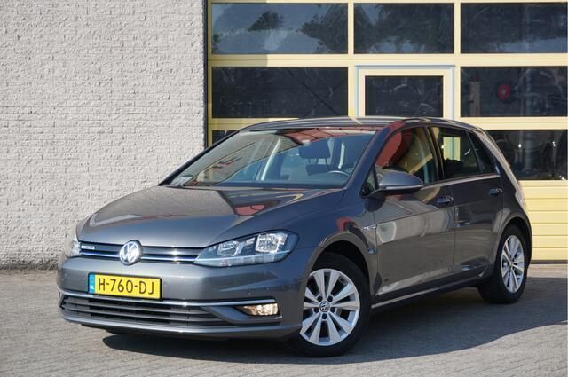 Grijs, metallic lak Gebruikt 2020 VW Golf VIII Comfortline Hatchback | € 14.950 (Goede deal) - Afbeelding 1/4