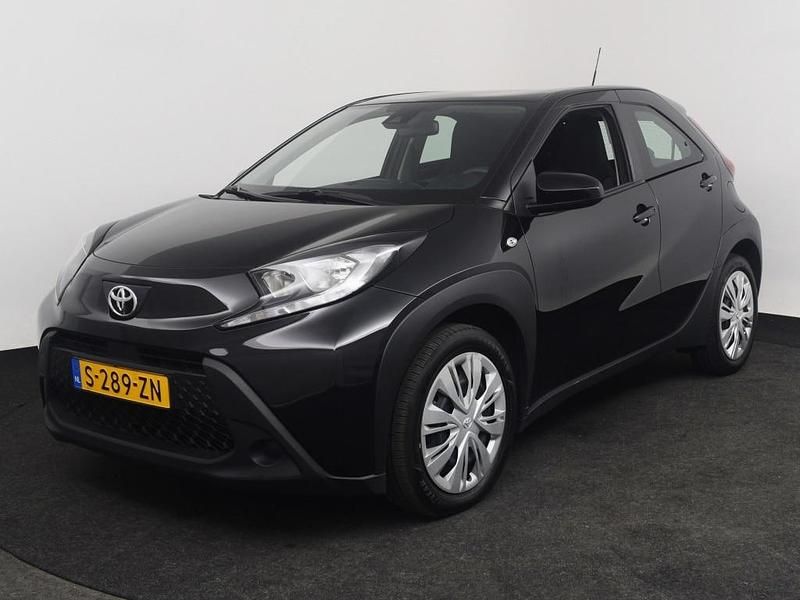 Zwart Gebruikt 2023 Toyota Aygo X Play SUV | € 15.940 - Afbeelding 1/4