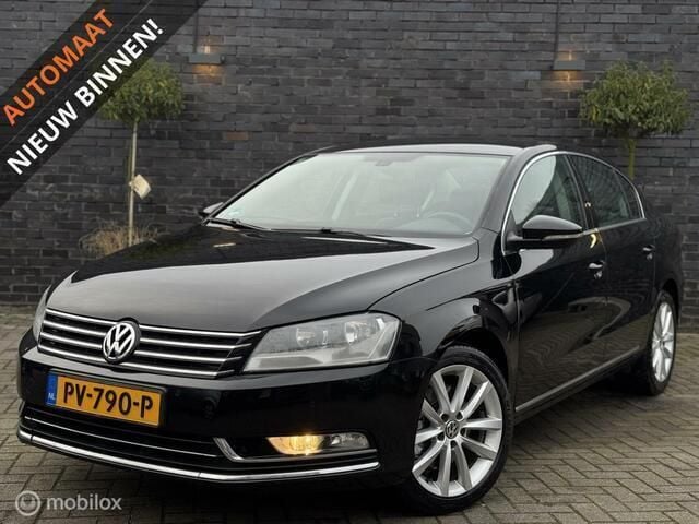 Zwart Gebruikt 2013 VW Passat Highline Sedan | € 9.995 (Eerlijke prijs) - Afbeelding 1/4