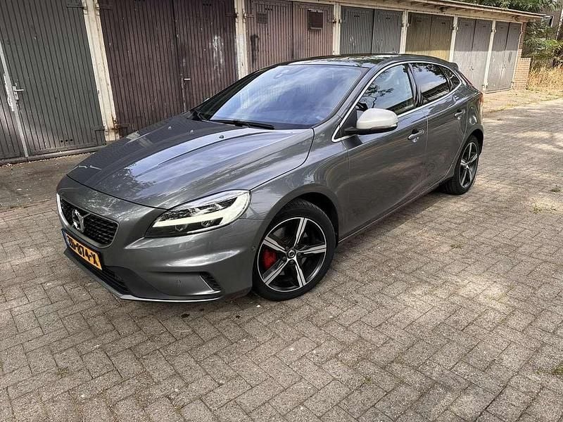 Grijs Gebruikt 2019 Volvo V40 Stationwagen | € 16.995 (Eerlijke prijs) - Afbeelding 1/4